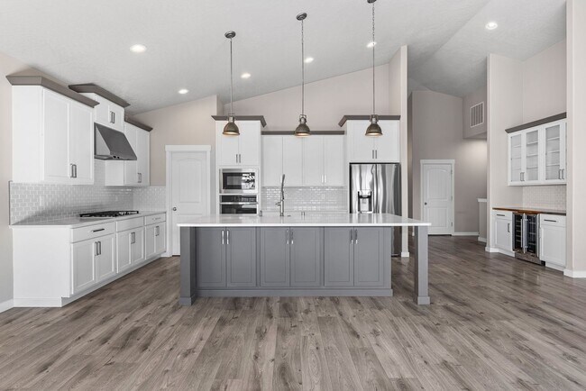 Building Photo - Luxury Four Bedroom with Breathtaking Views