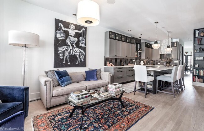 Building Photo - 2041 W Cuyler Ave