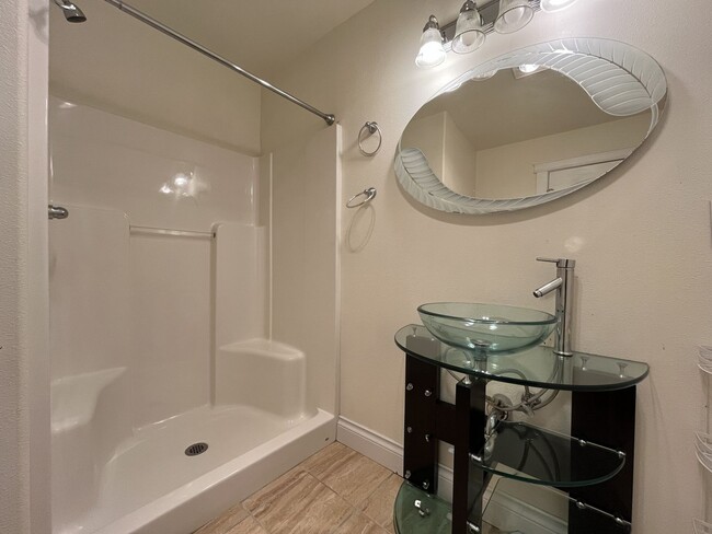 Building Photo - Modern Townhome Near OHSU with 3 Bedrooms Each with Private En-Suite Bath