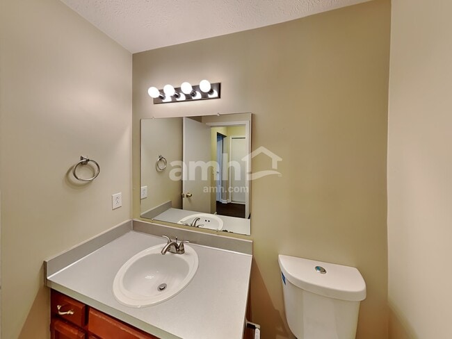 Building Photo - 1212 Wembley Dr