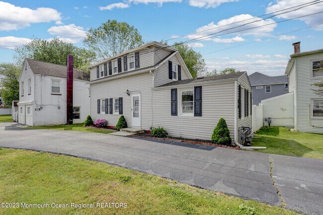 Building Photo - 12 Main St