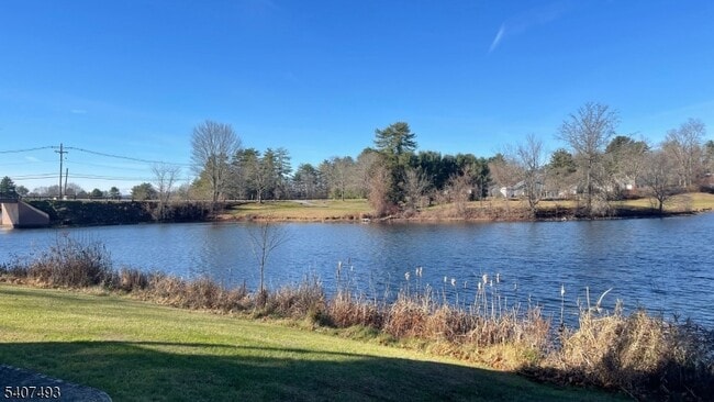 Building Photo - 306 Lake Shore S