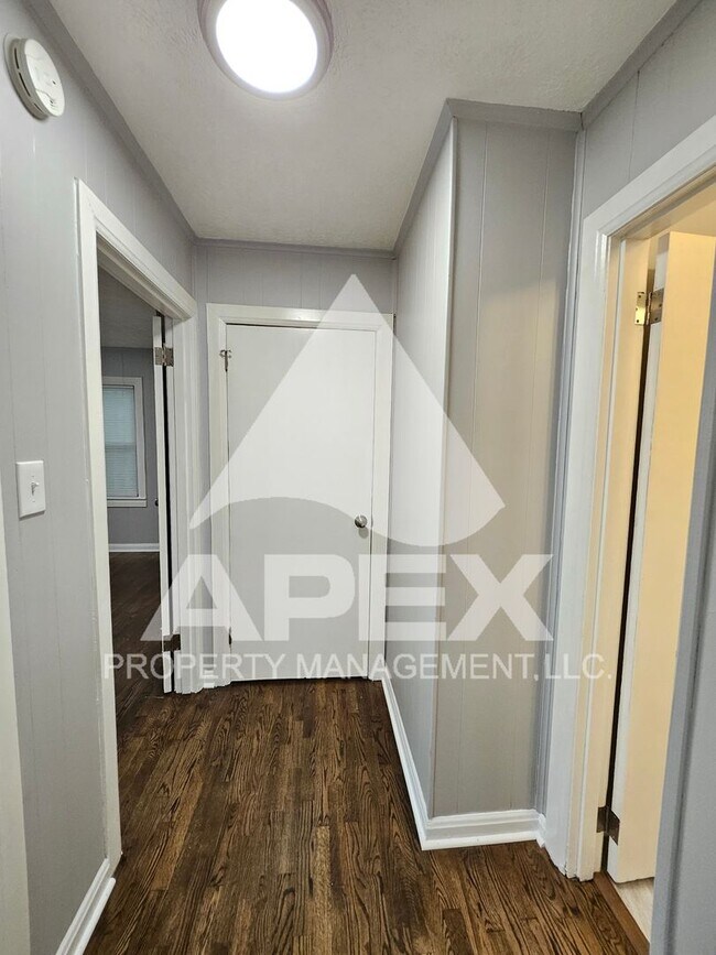 Building Photo - Craftsman Style 2 Bd 1- Ba Single Family H...