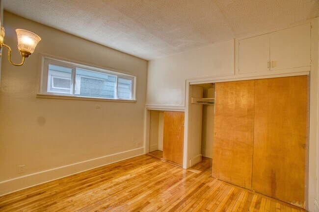 Building Photo - 689 Allen St