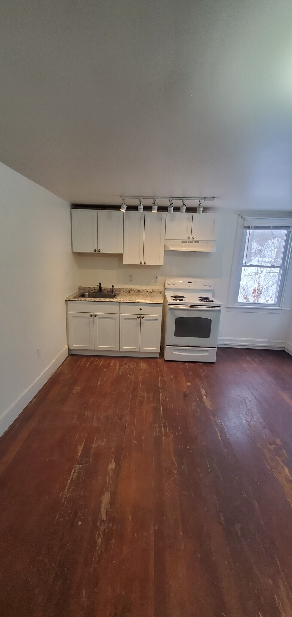 Building Photo - 18 Main St