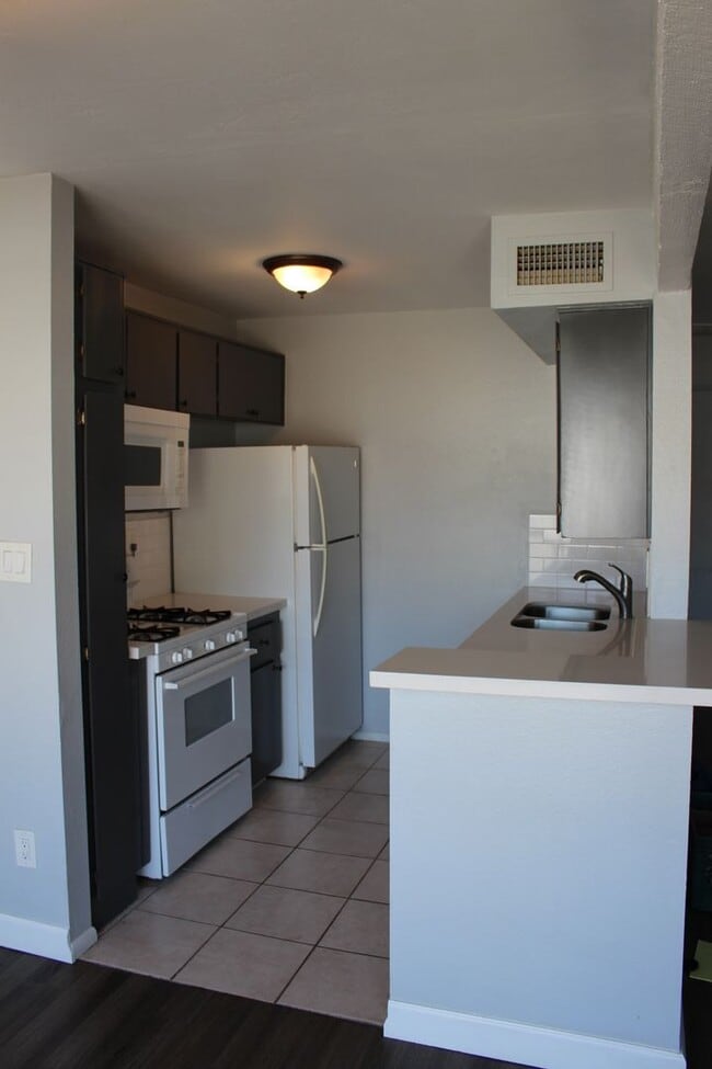 Building Photo - Upstairs 1 bedroom in Fairmont Gardens Com...