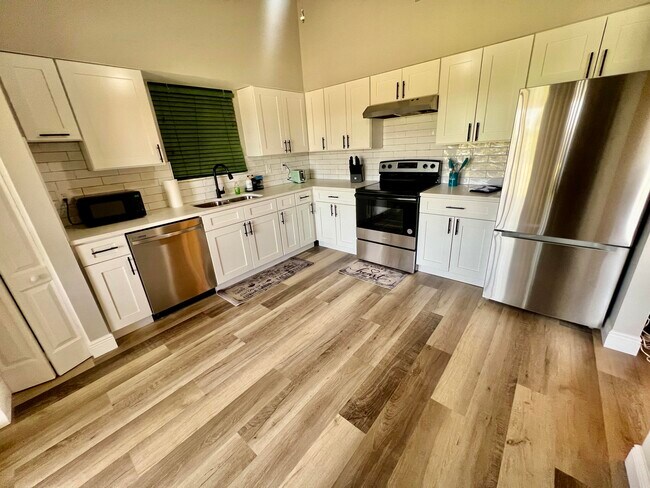 Building Photo - 3209 S Lakeview Cir