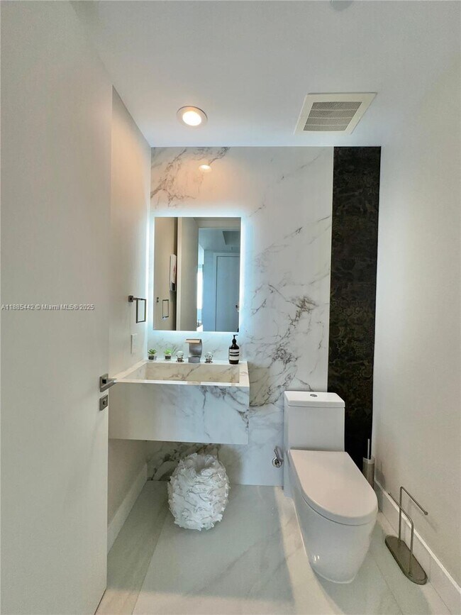 Building Photo - 15901 Collins Ave
