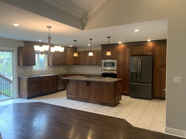 Building Photo - 3 Bed, 2 Bath Home w/ 1 Car Garage and Fen...