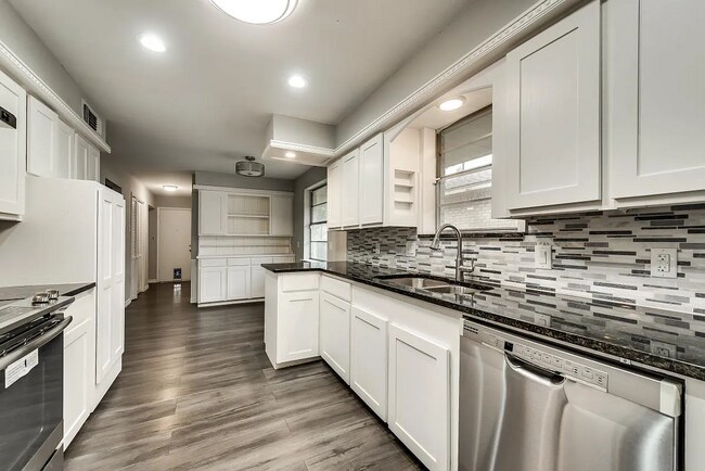 Building Photo - 5806 Everglade Rd