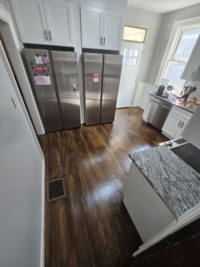 Building Photo - Large Brick 7 bedroom home. email Amber@os...