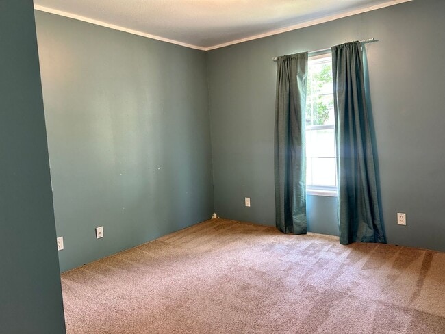 Building Photo - Spacious 4 Bedroom Home with Basement, Clo...