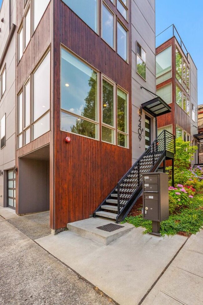 Building Photo - Stunning Ultra-Modern Capitol Hill View Home with Air Conditioning