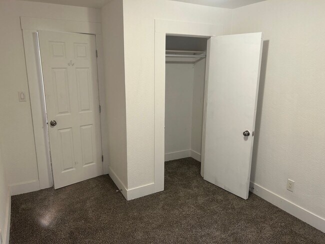 Building Photo - 3 Bedroom Unit Available Now!!