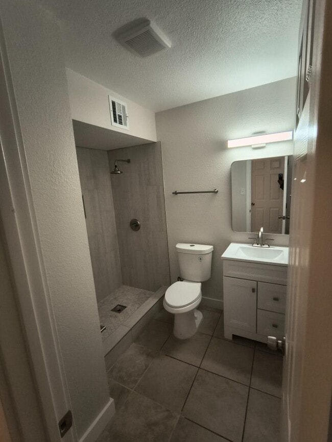 Building Photo - 5 bedroom in PHOENIX AZ 85031