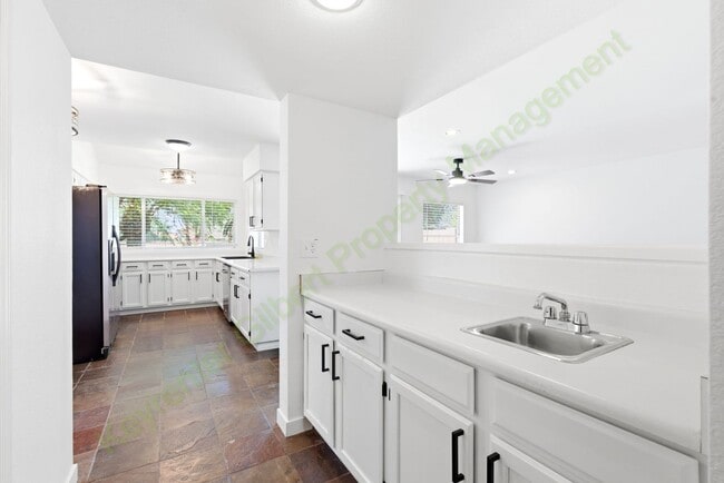 Building Photo - 5435 E Elmwood St