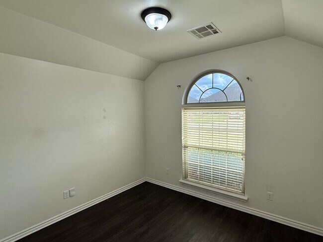 Building Photo - Inviting 3 Bed 2 Bath in Deer Creek Neighborhood