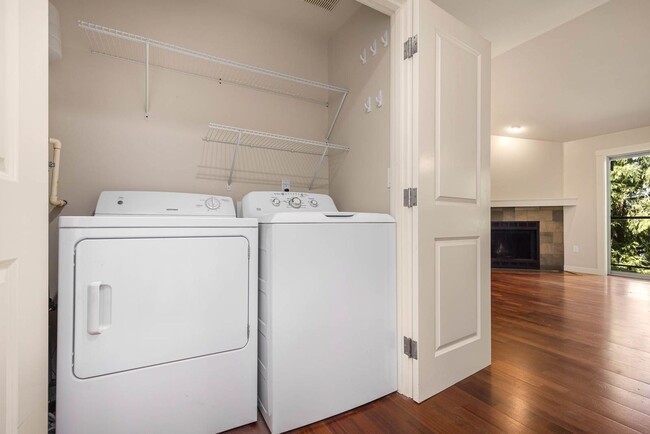 Building Photo - Updated Condo Close to Downtown Redmond and Microsoft!