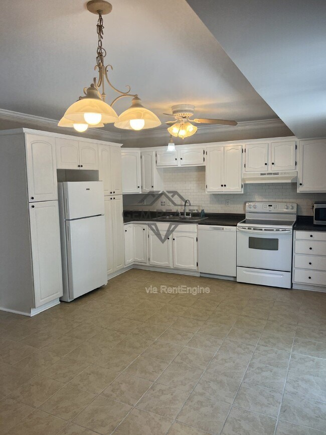 Building Photo - 5253 Daffodil Dr