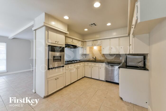 Building Photo - 214 Oakwood Dr