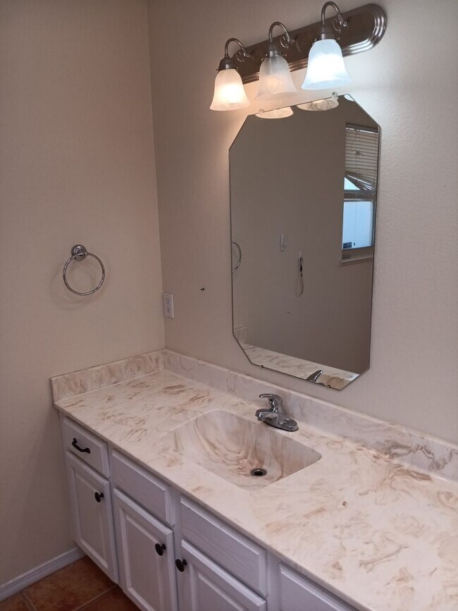 Building Photo - 3 Bedroom, 2 Bathroom Home! Schedule a Sho...