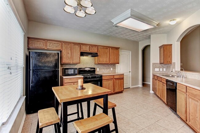 Building Photo - 9211 Hidden Lake E Dr