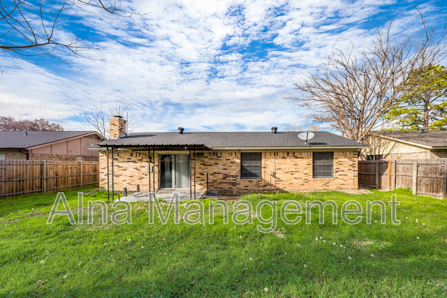 Building Photo - 5616 Twin Oaks Dr