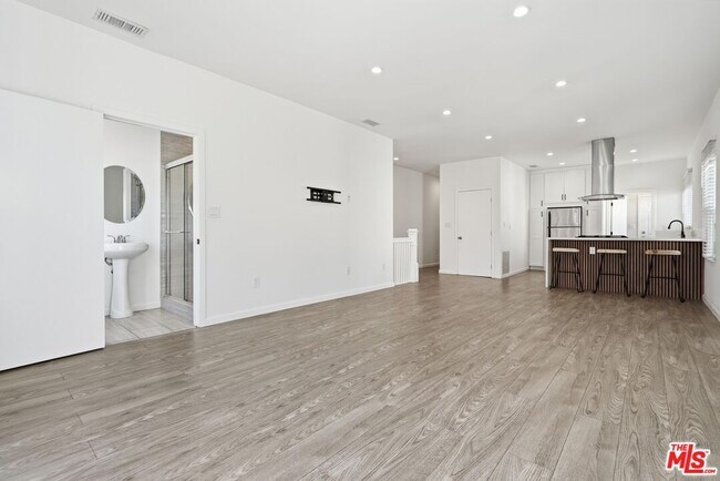 Building Photo - 455 Rexford Dr