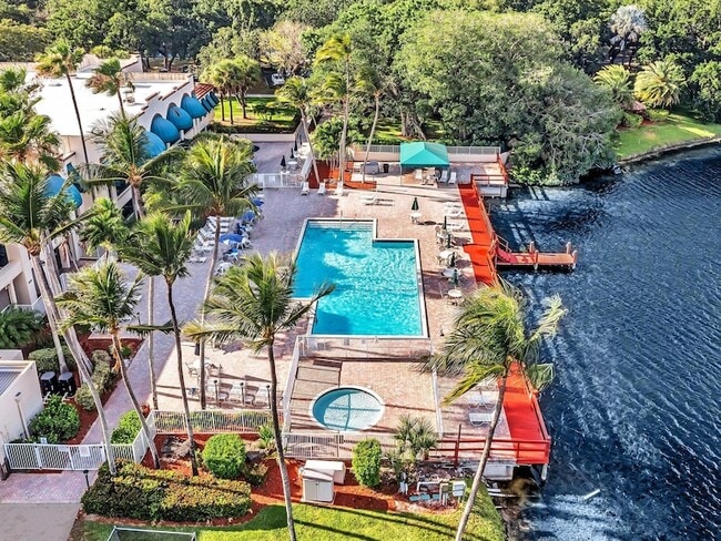 Building Photo - 9470 Poinciana Pl