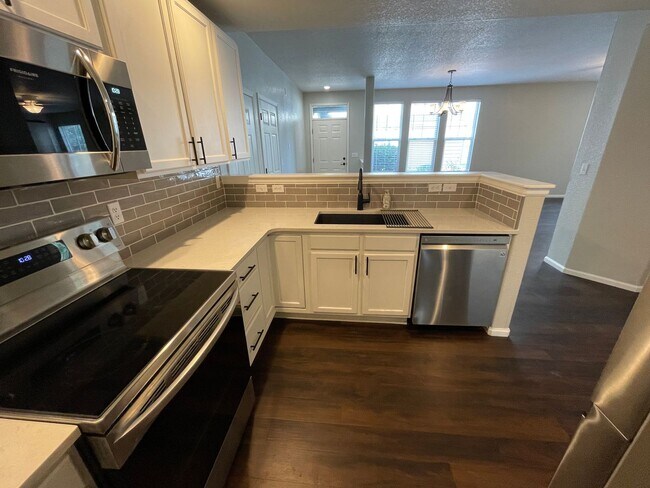 Building Photo - Spacious 2 Bed/2 Bath Ground-Level Condo i...