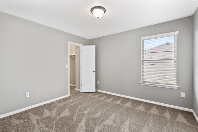 Building Photo - 467 Twisted Oaks Ln