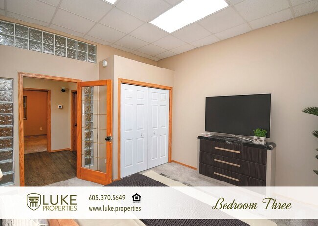 Building Photo - 332 N Blauvelt Ave