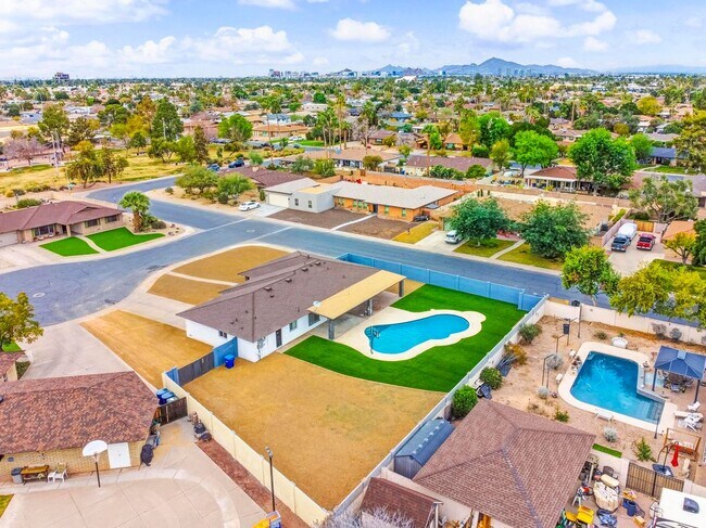 Building Photo - Tempe 5 bedroom 3 bath with pool and HUGE yard