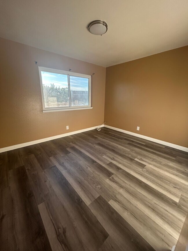 Building Photo - Spacious 4bed/3bath House for rent