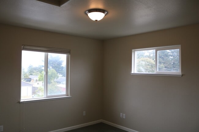 Building Photo - Gorgeous, spacious 3/2.5 with garage and o...