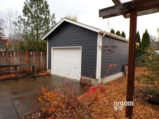 Building Photo - Charming house close to parks