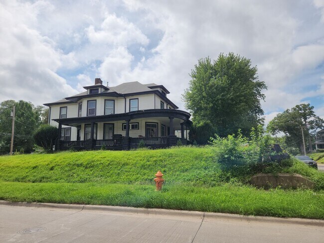 Building Photo - 1546 12th Ave