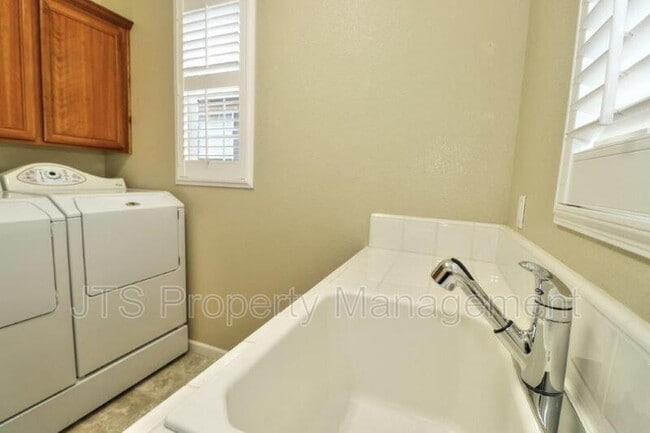 Building Photo - 217 Barnhill Dr