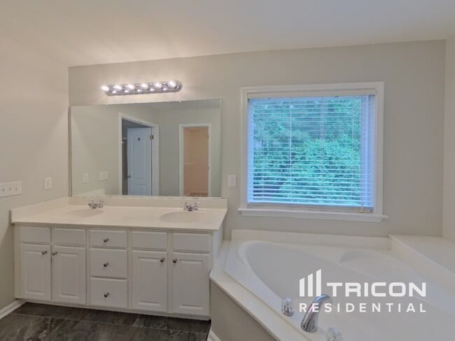 Building Photo - 5371 Lakerock Dr SW