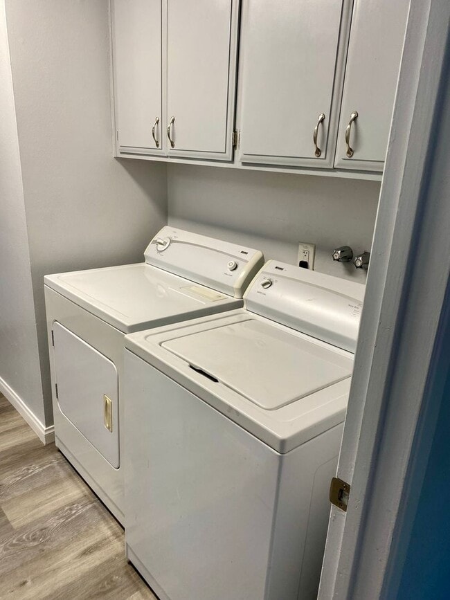 Building Photo - Beautiful 3 Bed/2 Bath Walking Distance fr...