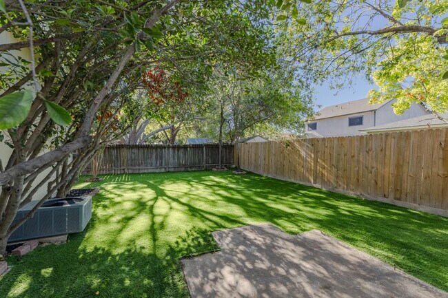 Building Photo - 15531 Knollglade