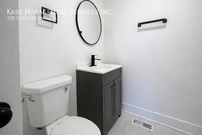 Building Photo - 700 Concord Ln