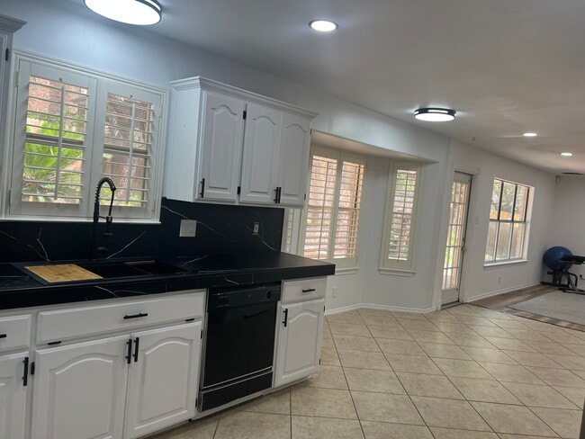 Building Photo - 8619 London Heights