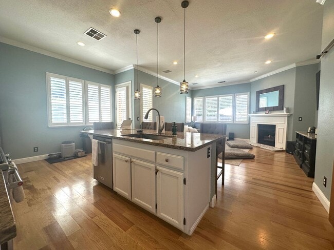 Building Photo - Gorgeous single story with Pool!