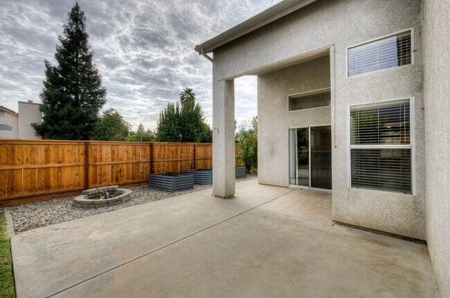 Building Photo - 2898 E Pryor Dr