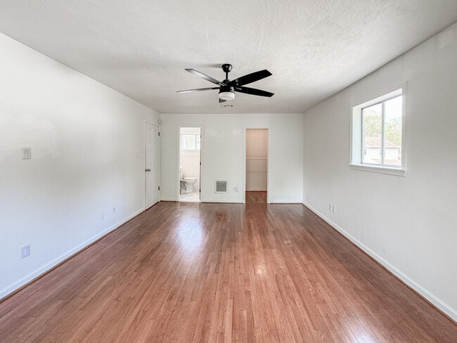 Building Photo - COME MEET YOUR NEW HOME IN KINGS GRANT!