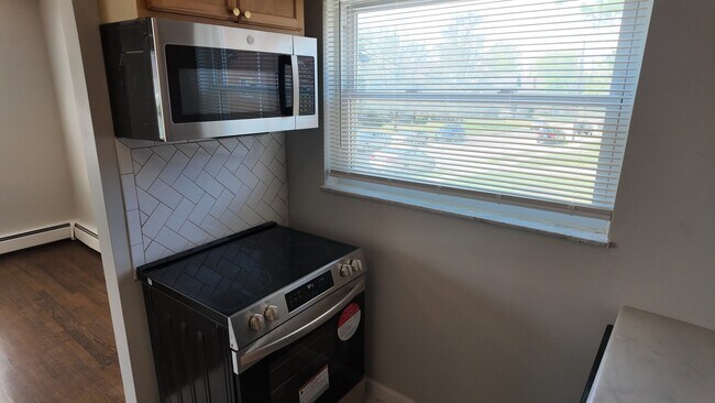 Building Photo - Freshly Renovated 2-Bed Gem with Artistic Finishes + Garage Option in Cincinnati