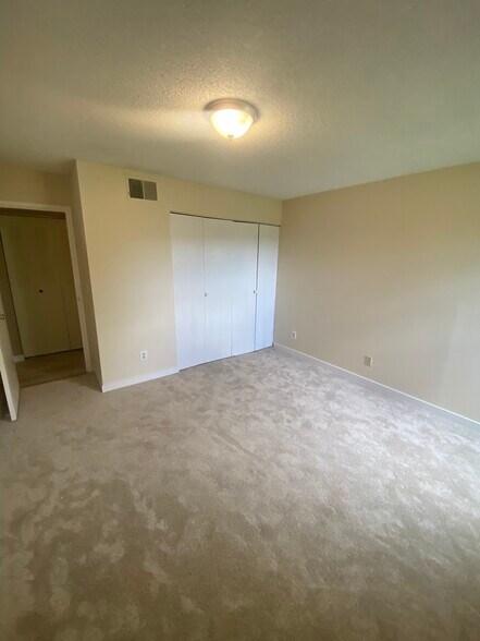 Building Photo - 420 Zang St