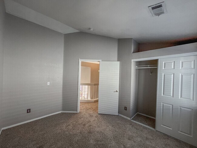 Building Photo - Spacious 4-Bedroom Home in Prime Green Val...