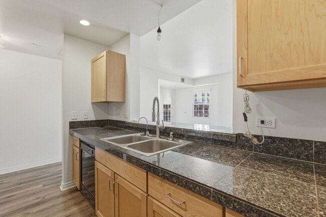 Building Photo - 2-bedroom, 2-bathroom condo with city views